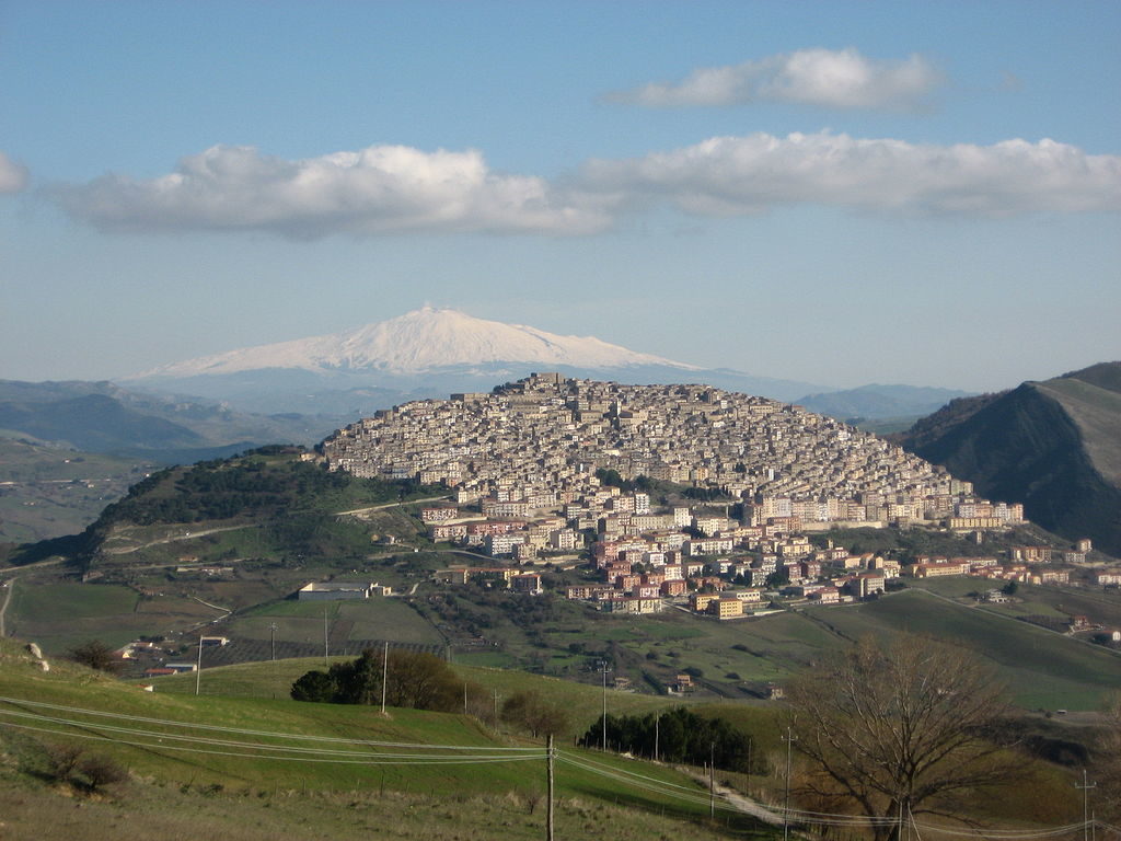 Panorama Gangi con Etna innevato sullo sfondo