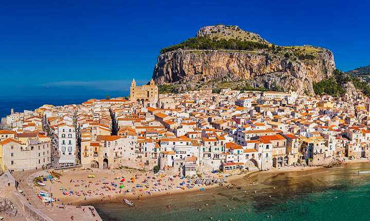 vista di cefalù dal mare