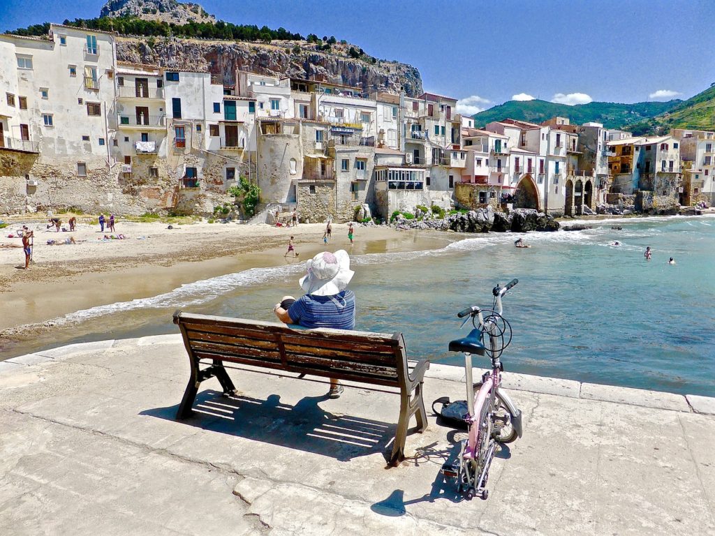 panchina con vista su cefalù